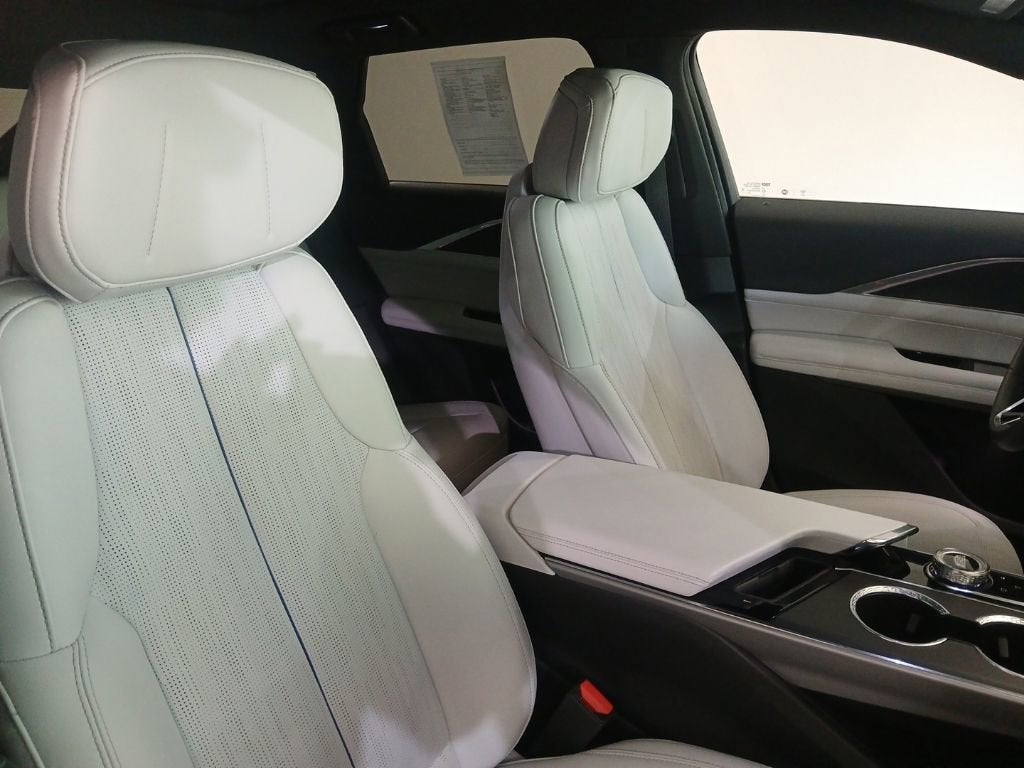 2024 Cadillac LYRIQ Luxury 1