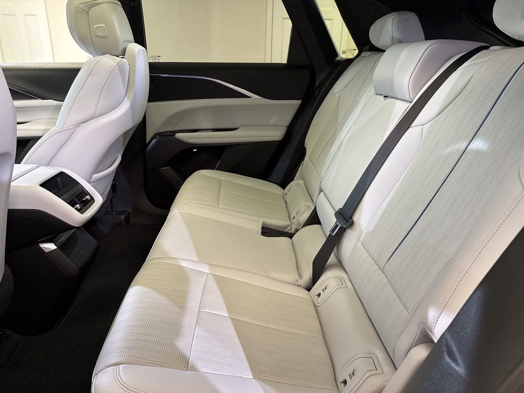 2024 Cadillac LYRIQ Luxury 1