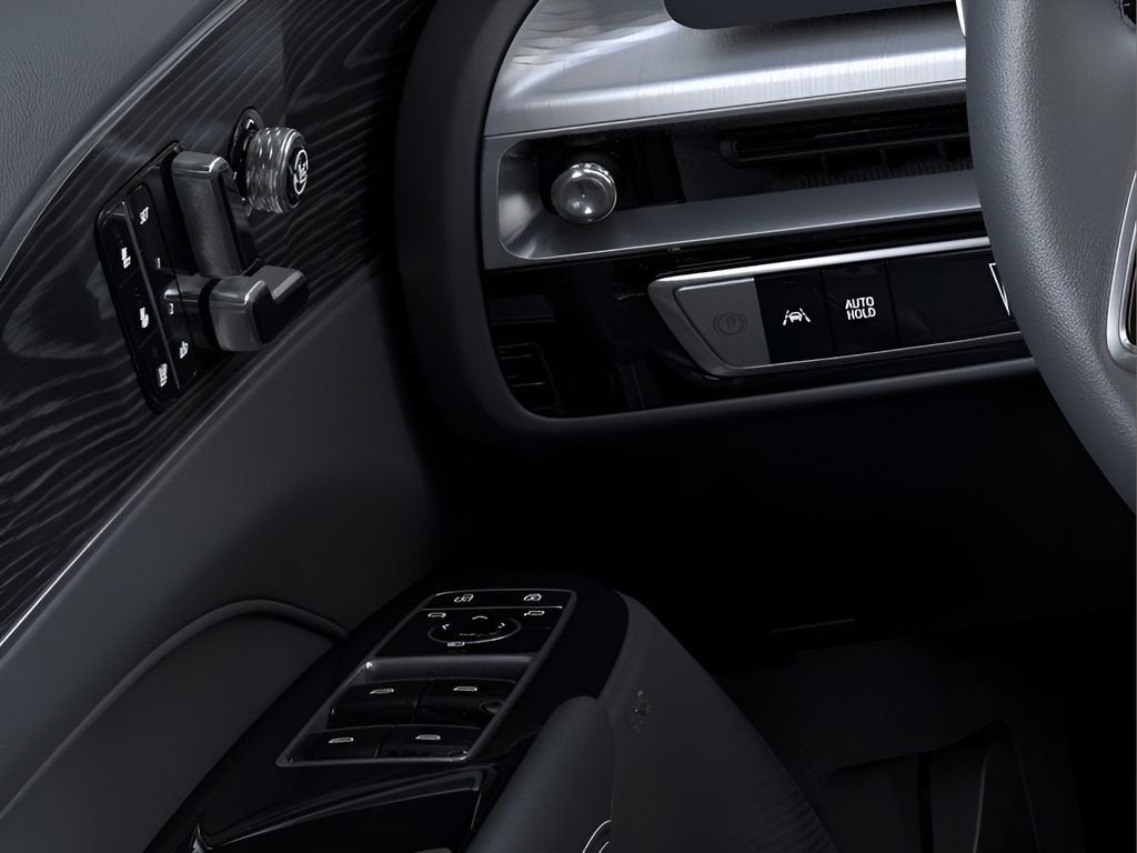 2025 Cadillac LYRIQ Luxury 2