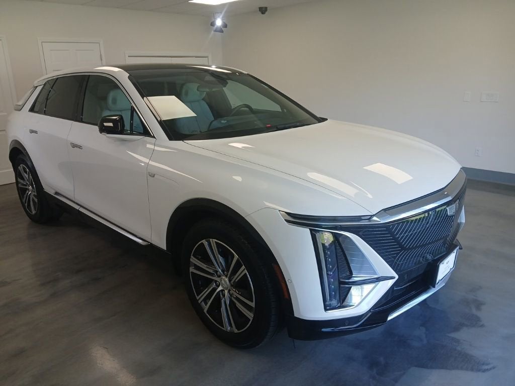 2024 Cadillac LYRIQ Luxury 2