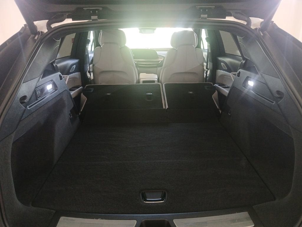 2024 Cadillac LYRIQ Luxury 2
