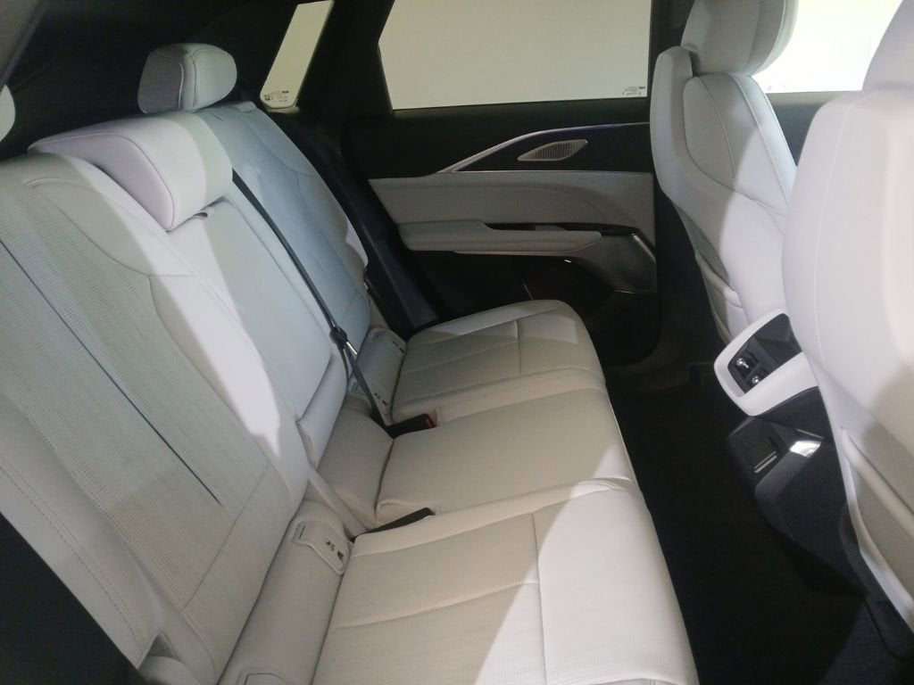 2024 Cadillac LYRIQ Luxury 2