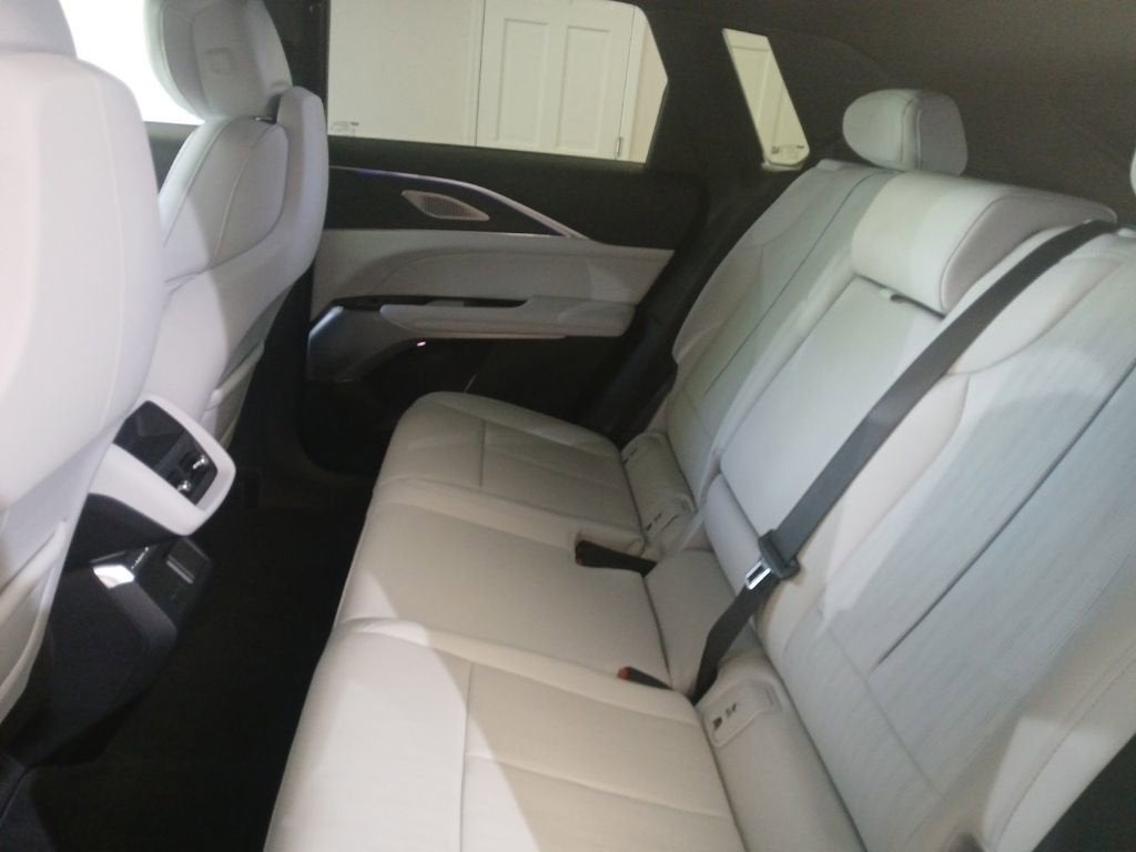 2024 Cadillac LYRIQ Luxury 2