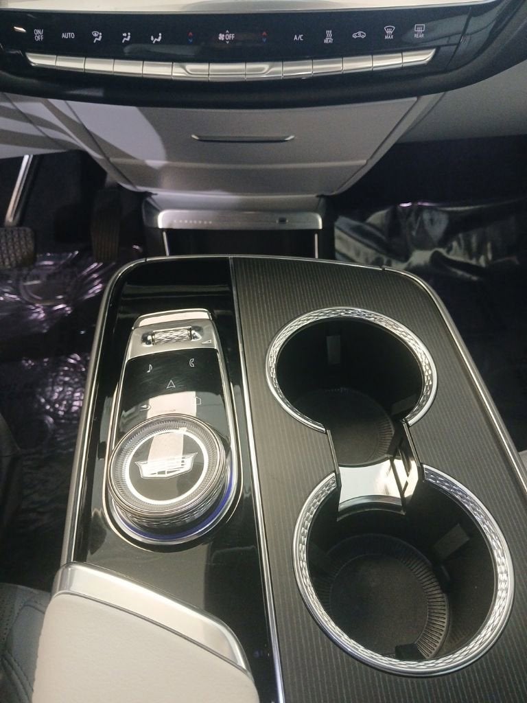 2024 Cadillac LYRIQ Luxury 2