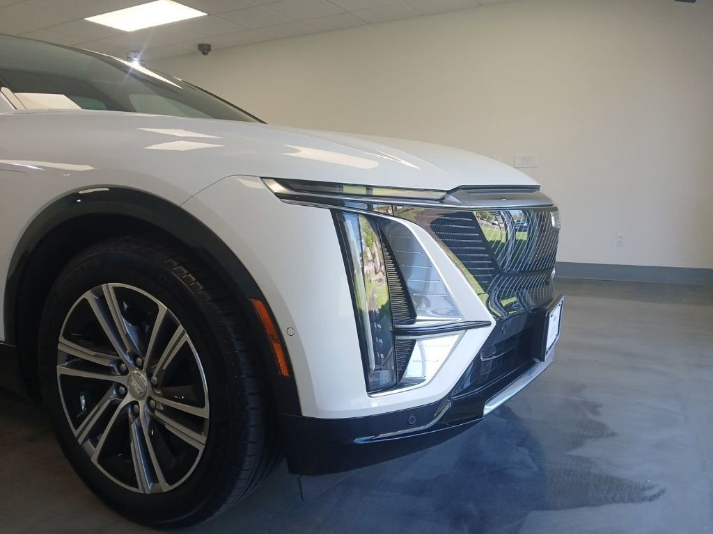 2024 Cadillac LYRIQ Luxury 2