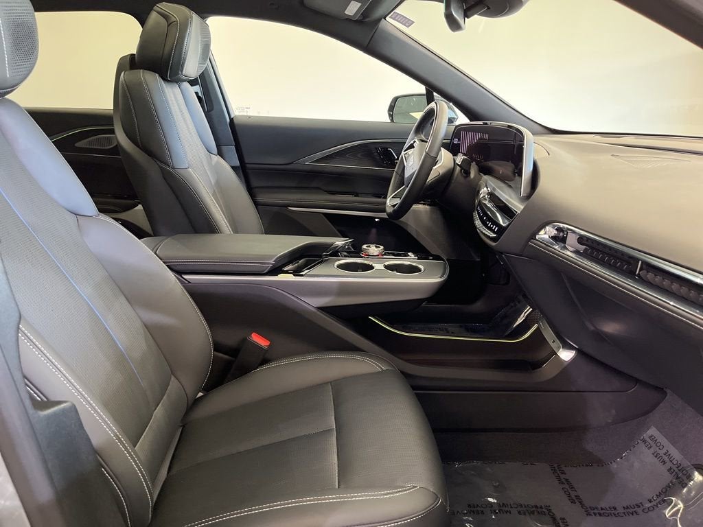 2024 Cadillac LYRIQ Luxury 2