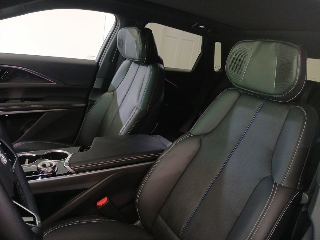 2024 Cadillac LYRIQ Luxury 2