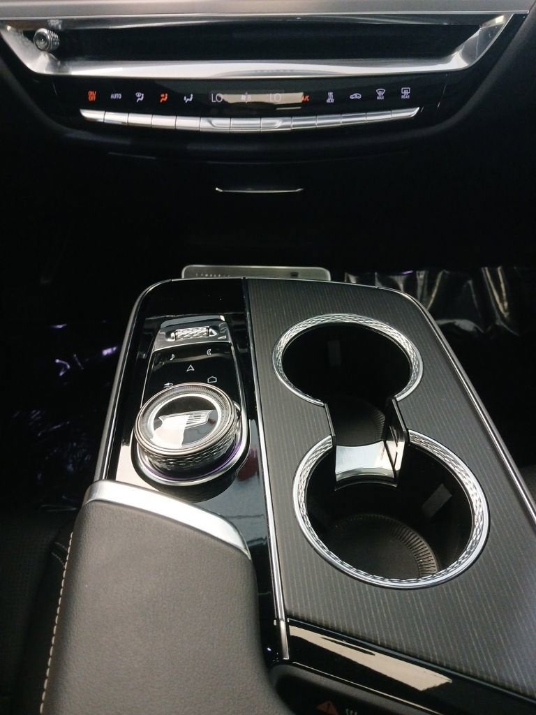 2024 Cadillac LYRIQ Luxury 2