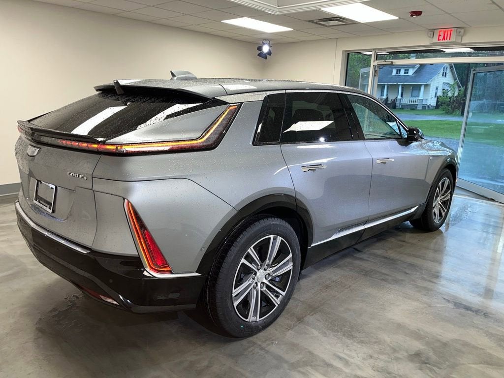 2024 Cadillac LYRIQ Luxury 2