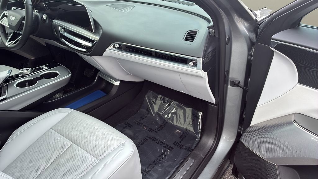 2024 Cadillac LYRIQ Luxury 2