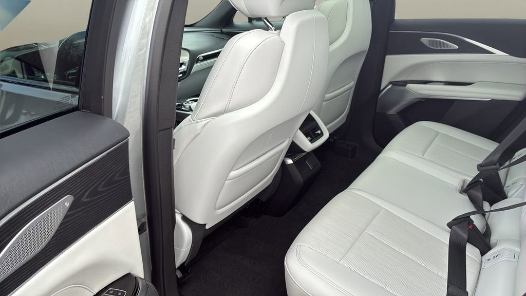 2024 Cadillac LYRIQ Luxury 2